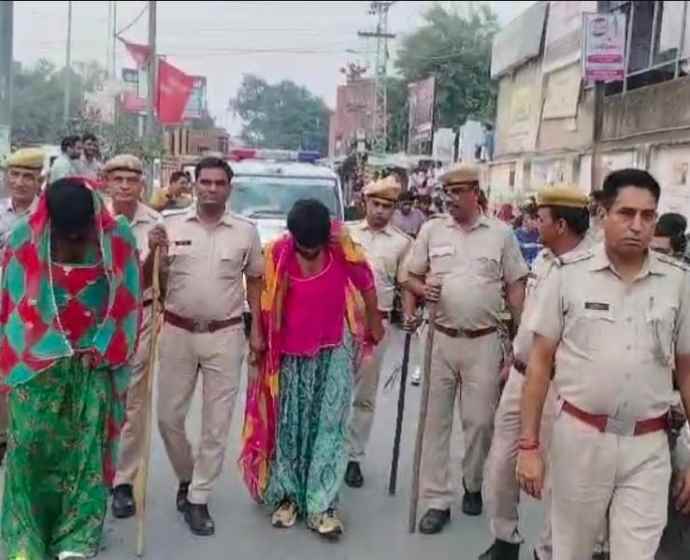 वीडियो न्यूज़ : नीमकाथाना में मारपीट और अपहरण के आरोपियों की परेड : एसपी के निर्देश पर कार्रवाई, पुलिस से बचने के लिए आरोपी महिलाओं के कपड़े पहनकर पहाड़ों में छिपे थे