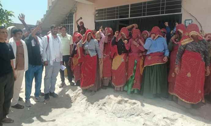 वीडियो न्यूज़ : नरसिंहपूरी में फूटा ग्रामीणों का गुस्सा : ग्रामीणों ने बिजली पानी सहित विभिन्न मांगों को लेकर ग्राम पंचायत का किया घेराव, 3 दिन का दिया अल्टीमेटम