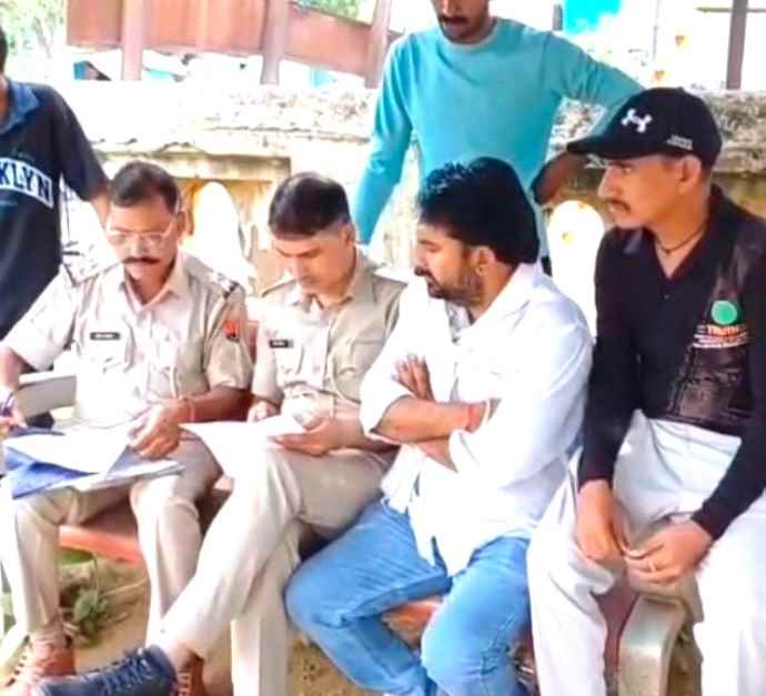 वीडियो न्यूज़ : सेफरागुवार में युवती की मौत के मामले धरना समाप्त : तसीलदार की समझाइश पर माने  परिजन , दुर्घटना में प्रयुक्त गाड़ी जब्त , जाँच जारी