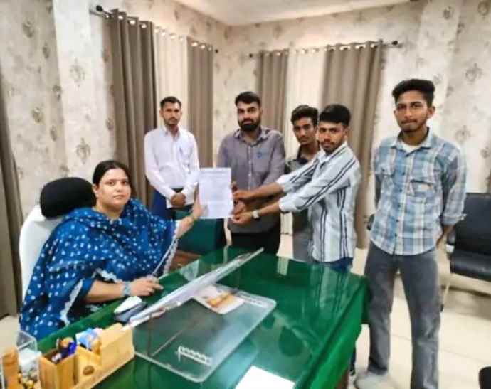 SFI का सीकर विरोध-प्रदर्शन: खिलाड़ियों की समस्याओं और अन्य मांगों को लेकर पंडित दीनदयाल उपाध्याय शेखावाटी यूनिवर्सिटी कुलसचिव को ज्ञापन