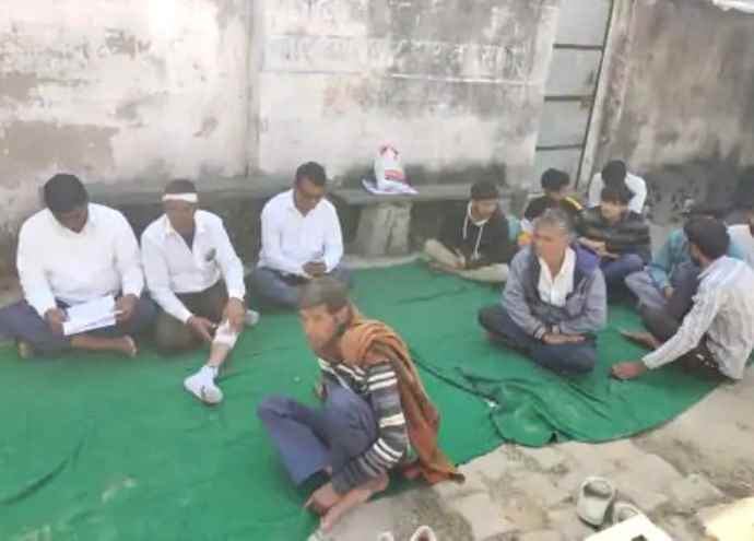 उदयपुरवाटी थाने के सामने धरने पर बैठा पीड़ित पक्ष : मारपीट के आरोपियों को गिरफ्तार करवाने की मांग, बदमाशों ने किसान नेता के साथ की थी मारपीट