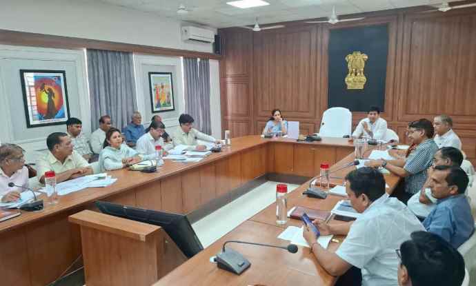 सीकर में साप्ताहिक समीक्षा बैठक आयोजित : बैठक में विभागीय योजनाओं की प्रगति की समीक्षा की गई, सीकर जिलें 3 लाख पौधारोपण का लक्ष्य