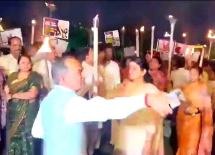 भाजपा प्रदेशाध्यक्ष मशाल जुलूस में महिलाओं पर भड़के : मदन राठौड़ नाराज होकर कार्यक्रम छोड़कर चले गए, जिलाध्यक्ष पीछे - पीछे दौड़े, जानिए ये था मामला