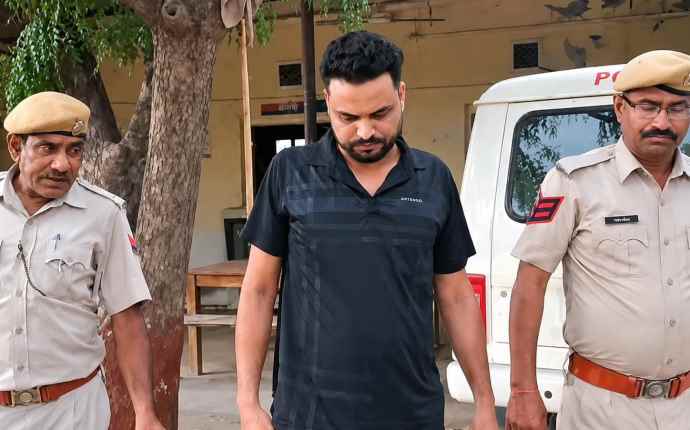 डीटीओ ऑफिस में शराब के नशे में युवक का हंगामा : युवक जोर-जोर से चिल्लाते हुए अन्य युवक को धमकियां दे रहा था, पुलिस ने किया गिरफ्तार