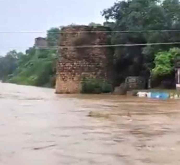 भिंड में भारी बारिश से नदी-नाले उफान पर : सिंध और बैसली नदी उफान पर , हजारो बीघा खेती की फसल हुई नष्ट, एनडीआरएफ की टीम लहार में तैनात