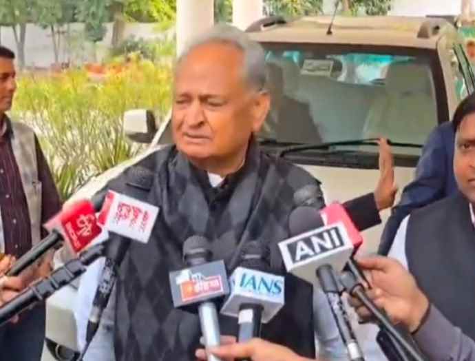 राईट टू हैल्थ पर विधानसभा में घमासान : पूर्व सीएम गहलोत ने सराकर को लिया आड़े हाथ, कहा - स्वास्थ्य इनकी प्राथमिकता में नही है