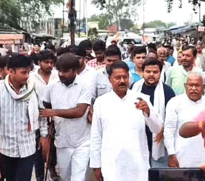 भाजपा नेता ने ब्लॉक शिक्षा अधिकारी को मारा थप्पड़ : 16 दिन बाद देर रात पुलिस ने दर्ज की एफआईआर , पूर्व मंत्री ने निकाला पैदल मार्च