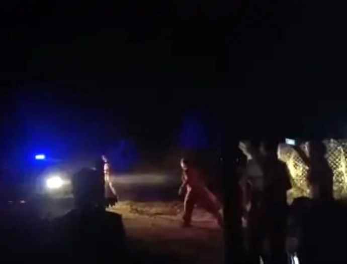 ग्रामीणों ने सेल्समैन को ठेके में कर दिया बंद : पुलिस ने सेल्समैन को छुड़ाया तो भीड़ भड़क गई , पथराव में पुलिसकर्मी हुए घायल, चंदे को लेकर हुआ था विवाद
