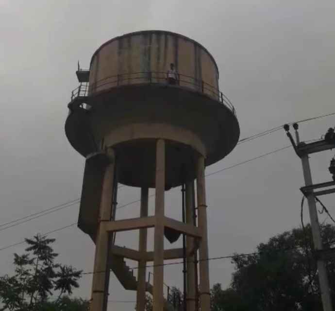 वीडियो न्यूज़ : नीमकाथाना में पानी की टंकी पर चढ़ा युवक : चला गाँव में पारिवारिक विवाद के पेट्रोल की बोतल के साथ टंकी पर चढ़ा , 1 घंटे बाद नीचे उतारा