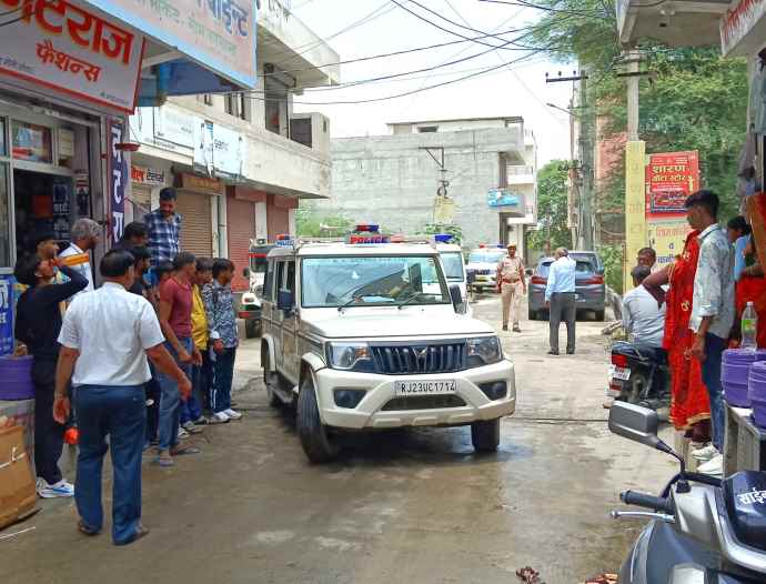 वीडियो न्यूज़ : होटल - कैफ़े पर पुलिस की कार्यवाई : नीमकाथाना में 5 थानों की पुलिस ने दर्जनों होटल और कैफ़े पर रेड डाली , 20 युवको को हिरासत में लिया