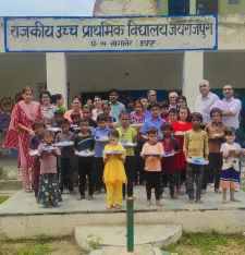 हरित राजस्थान में सहयोग हेतु लगाए पेड़ : अहिल्याबाई जन कल्याण संस्था जयपुर की टीम ने विद्यालय के बच्चो को स्टेशनरी की वितरण