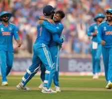 लाइव अपडेट : विश्व कप में एक बार फिर भारत ने पाक को दी मत : भारत ने विश्व कप में पाकिस्तान को लगातार 8वीं बार हराया, रोहित शर्मा ने जड़ा तूफानी अर्धशतक ,  86 रन बनाए , पाक कप्तान बाबर का अर्धशतक बेकार