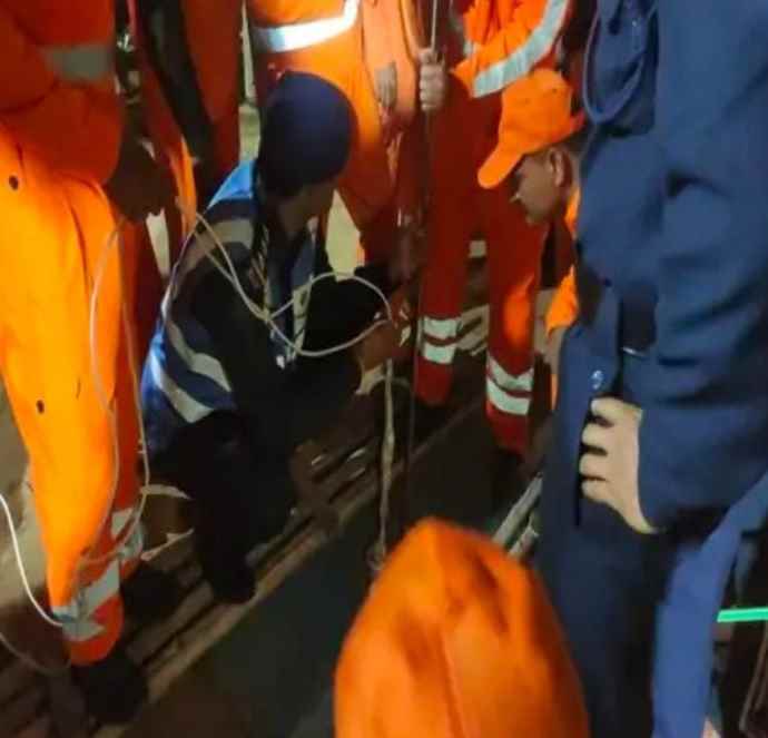 बोरवेल में गिरी महिला : बोरवेल के मुहाने पर चप्पल खुली मिलने पर हुआ अंदेशा , एसडीआरएफ और एनडीआरएफ टीम बचाव में जुटी
